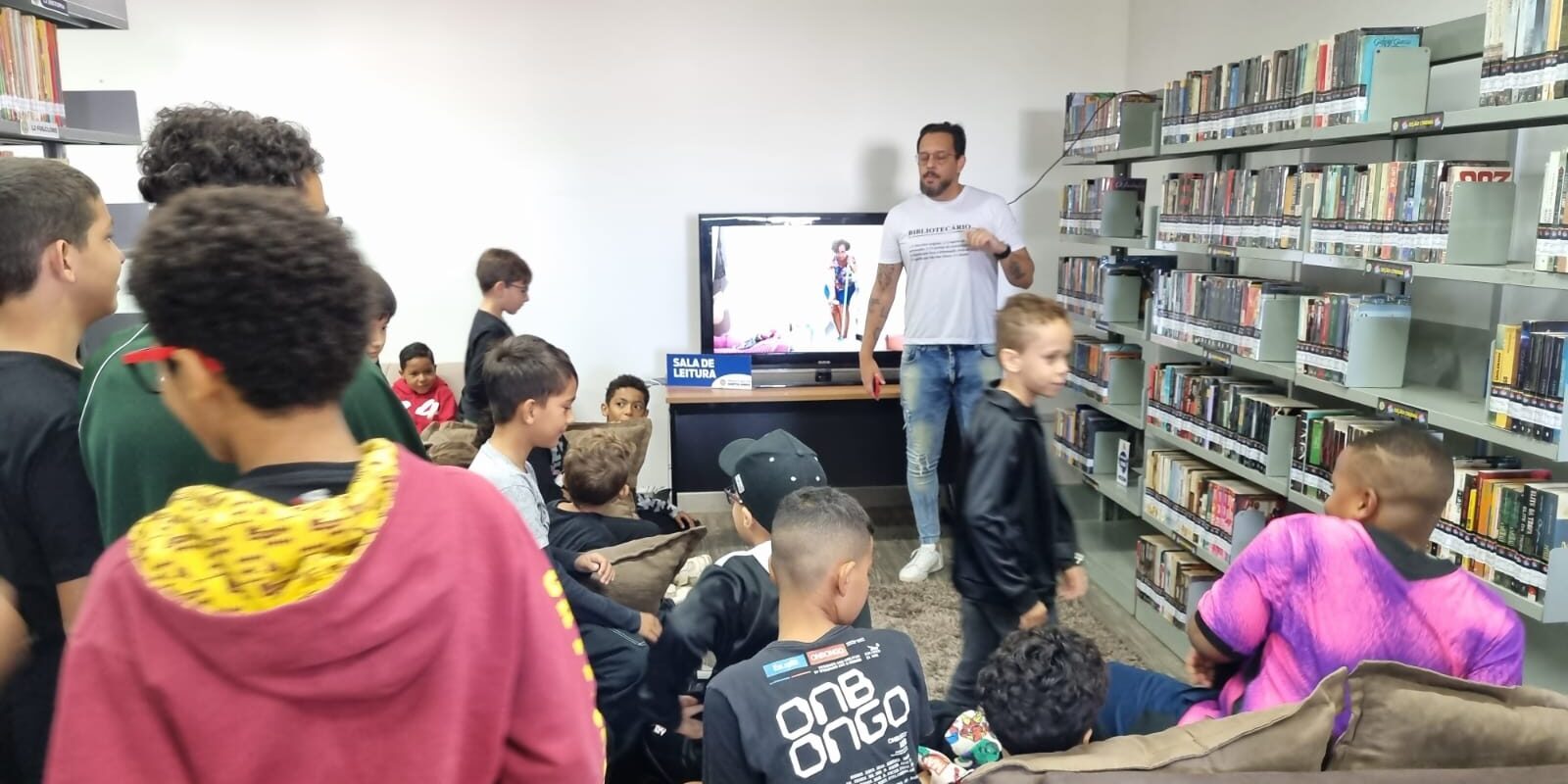 projeto-“esporte,-literatura-e-vida”-leva-alunos-de-futebol-de-hortolandia-a-biblioteca-municipal 