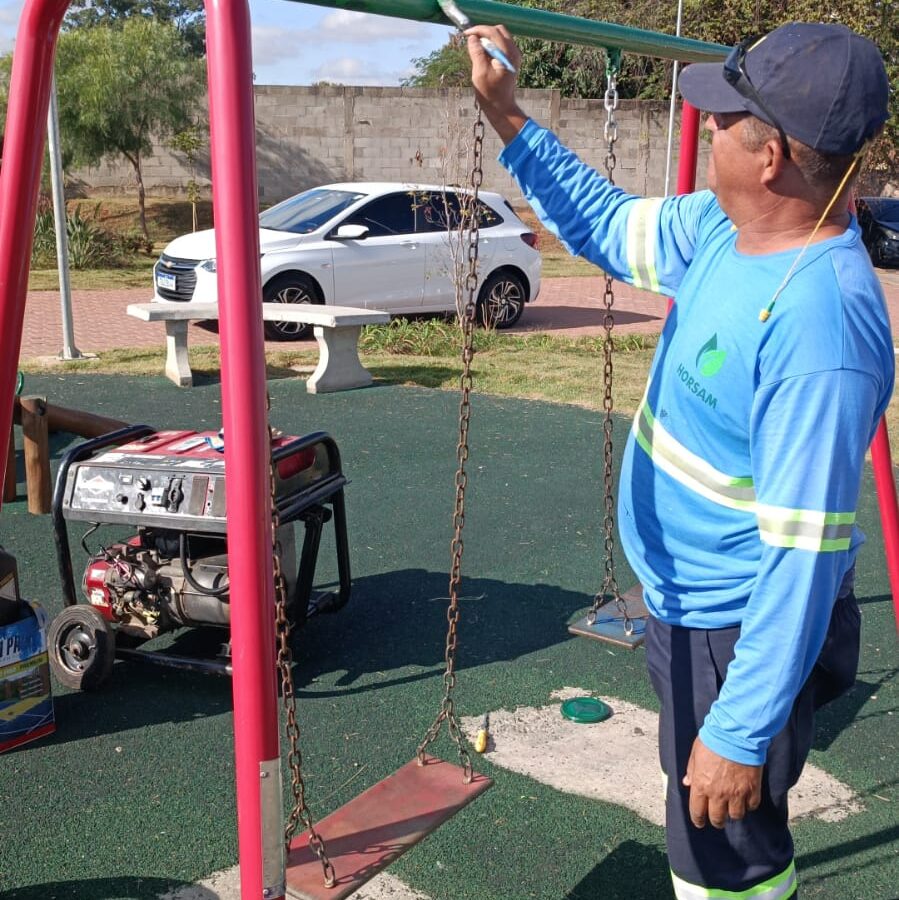 aparelhos-de-playground-na-praca-da-cidadania-recebem-manutencao