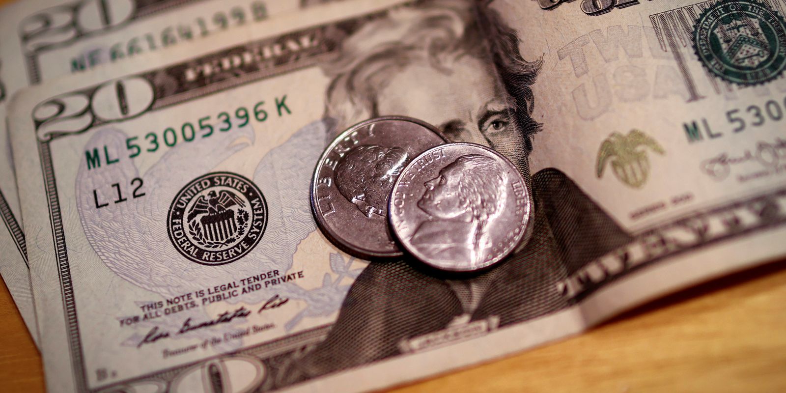 dolar-fica-estavel,-apesar-de-conflito-entre-israel-e-ira